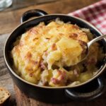 Détail de tartiflette avec pommes de terre et reblochon fondu